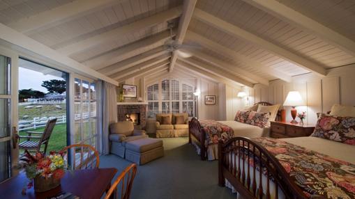 Interior de una habitación de Mission Ranch, con muchas vistas