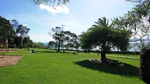 Parque con actividades lúdicas y mar al fondo