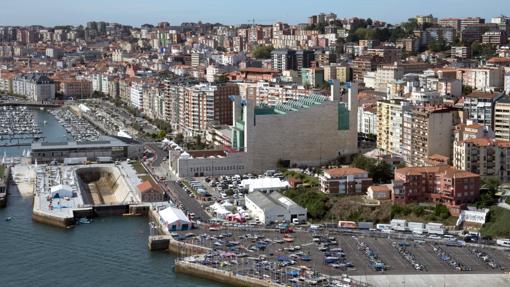 Palacio de Festivales con Santander al fondo