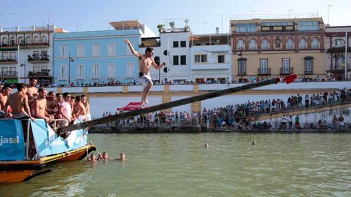 La cucaña, una de las actividades deportivas más pintorescas de la Velá