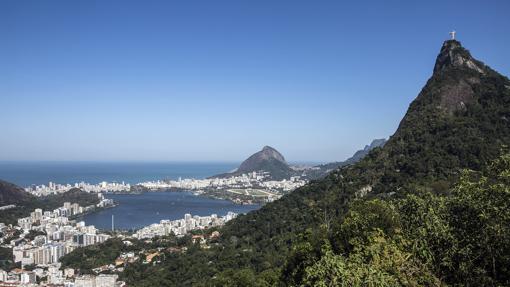 Vista del morro del Corcovado (derecha) con la laguna Rodrigo de Freitas (izquierda) al fondo