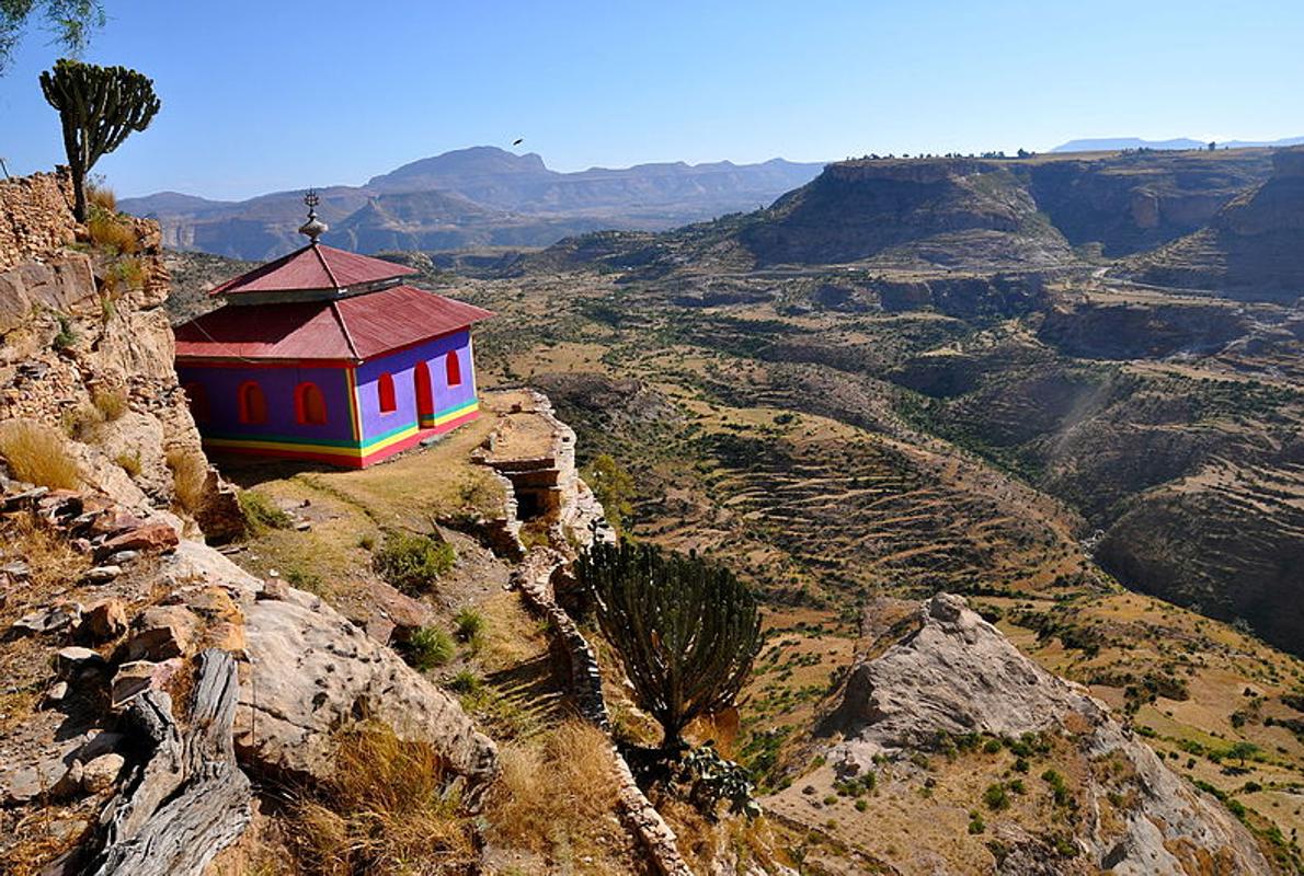 La cima de la montaña es una meseta, aplanada por la erosión, a 2216 metros sobre el nivel del mar