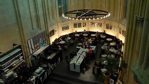 Ábside de la iglesia con mesa en forma de cruz para comer