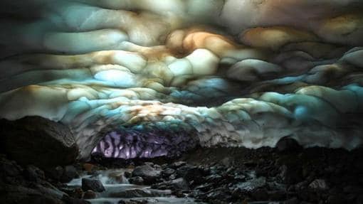 Dentro de la cueva fluye un manantial de agua caliente