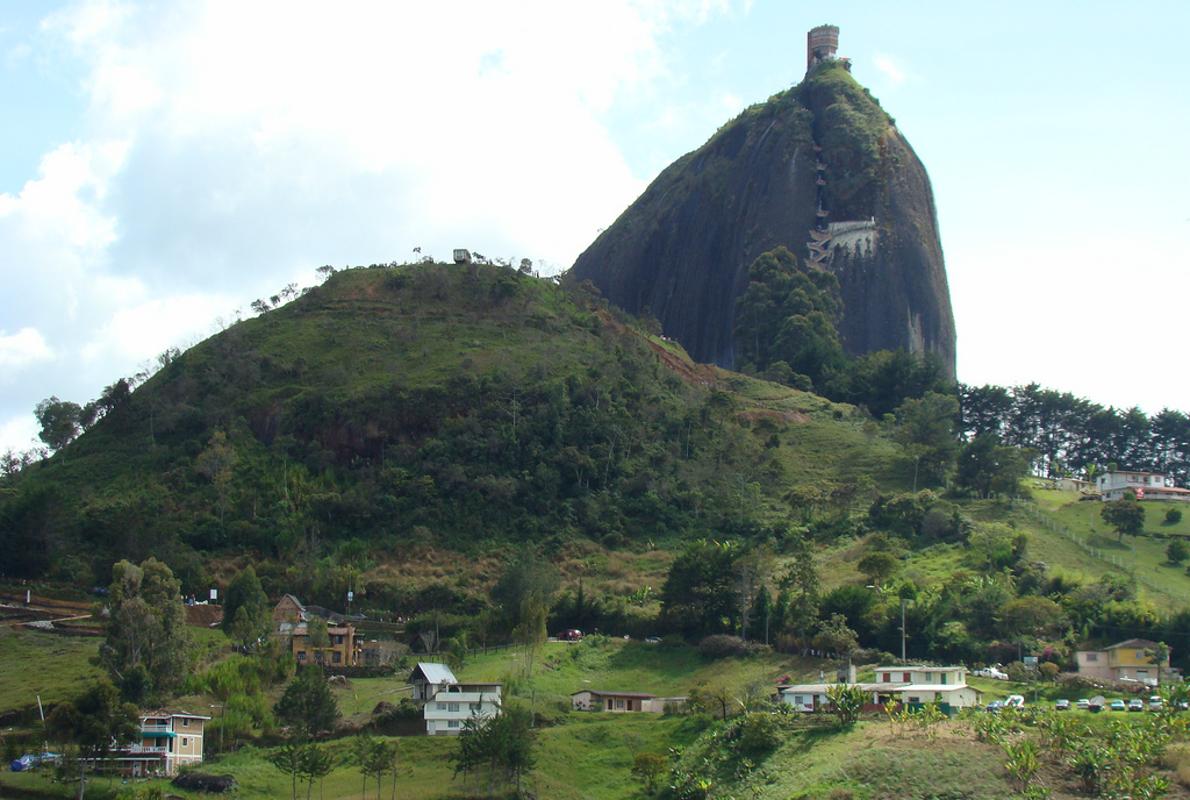 El Peñol, la roca que tiene 740 escalones hasta su cima