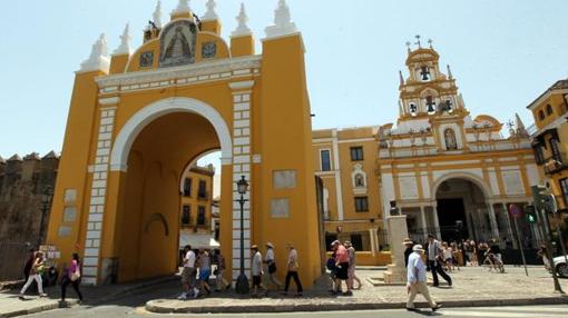 Exterior de la Basílica de la MAcarena y Arco dela Macarena