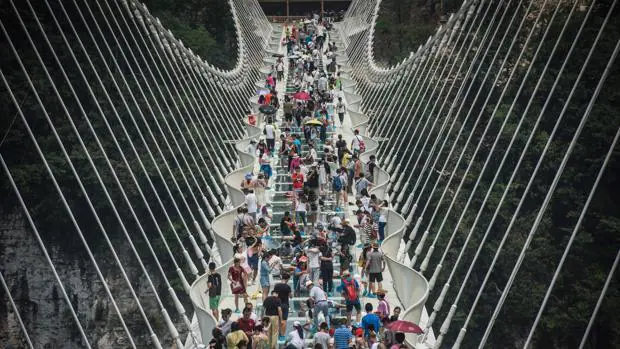 El puente de cristal de Zhangjiajie, abarrotado de turistas