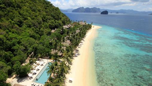 Vista aérea del hotel Pangulasian Island. Al fondo, numerosas islas que emergen de las aguas de El Nido