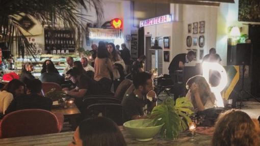 La Red House, uno de los locales hipster por excelencia de Sevilla. Fuente: facebook.com/RedHouseArtFood