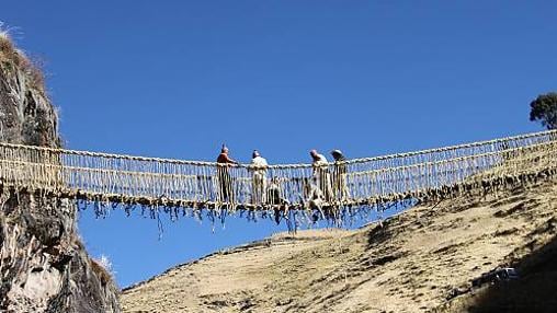 El puente colgante de cuerda Q’eswachaka une las dos laderas de un desfiladero del río Apurímac