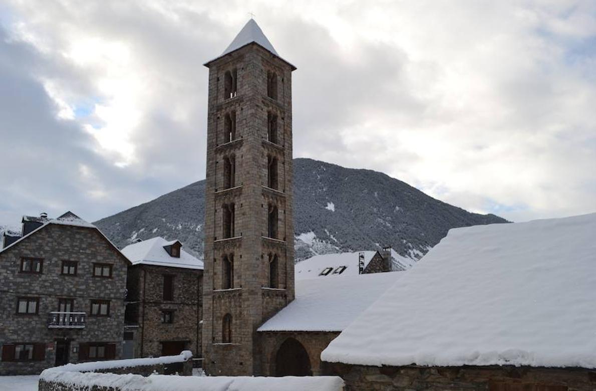 Las torres de San Pedro de Roda, con el Mediterráneo al fondo