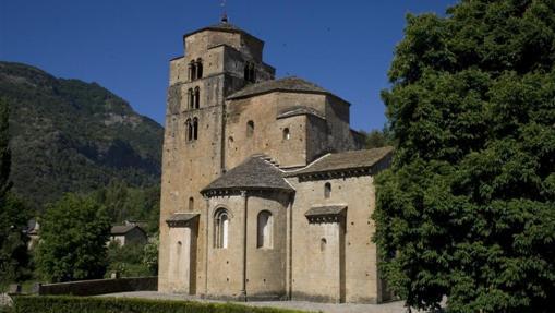 La torre principal de este monasterio sorprende por su volumen