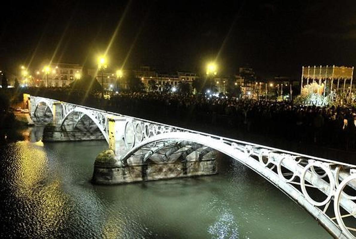 El puente de Triana durante la Semana Santa