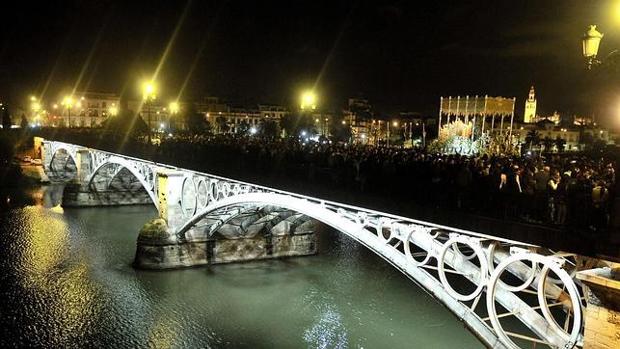 El puente de Triana durante la Semana Santa