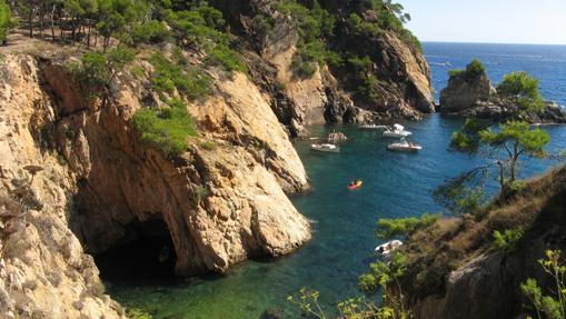 En los «caminos de ronda» sobresalen los acantilados y calas de la Costa Brava