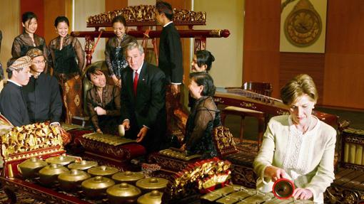 George W. Bush y su esposa Laura tocan el «saron», el xilófono tradicional del sureste de Asia, durante su visita al Museo de la Civilización Asiática en Singapur, el 16 de noviembre de 2006