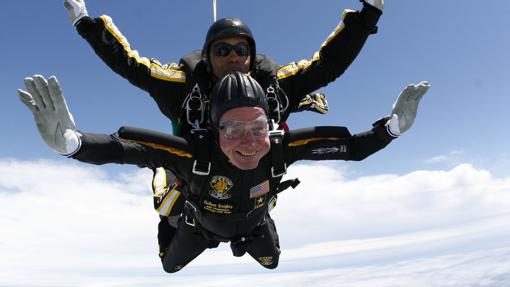 George H.W. Bush celebró su 85 cumpleaños con un salto en paracaídas in Kennebunkport, Maine