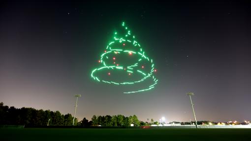 Un árbol de Navidad de luz creado con los drones