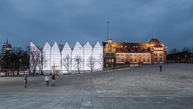 En primer plano, la terraza ondulante del Museo Nacional, en Szczecin (Polonia). Detrás, el edificio de la Filarmónica