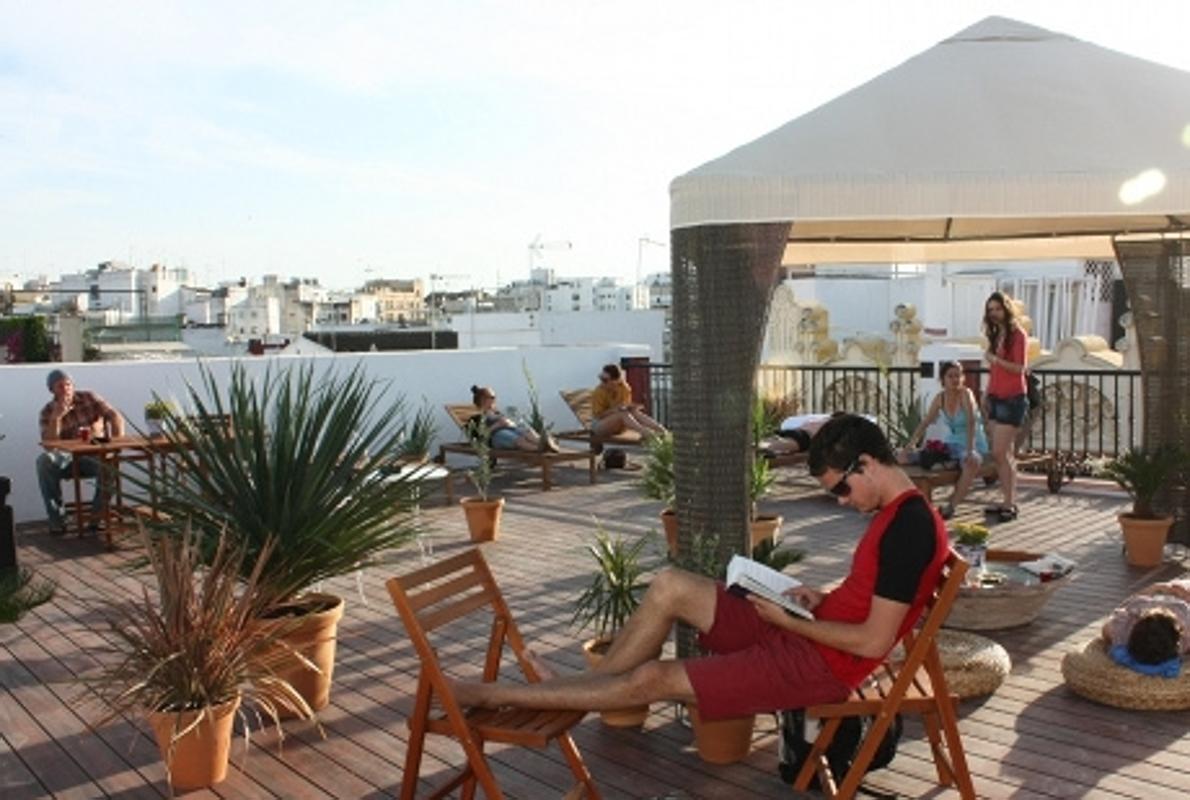 La terraza, uno de los atractivos del Oasis Backpacker´s Palace Sevilla. Fuente: hostelsoasis.com