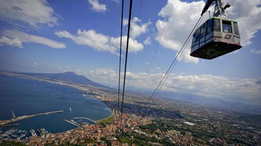 Teleférico entre la estación de Castellammare di Stabia y la montaña Faito durante su reapertura, en mayo de 2016, tras años de renovación en Nápoles (Italia)