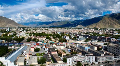 La moderna ciudad de Lhasa desde el Potala