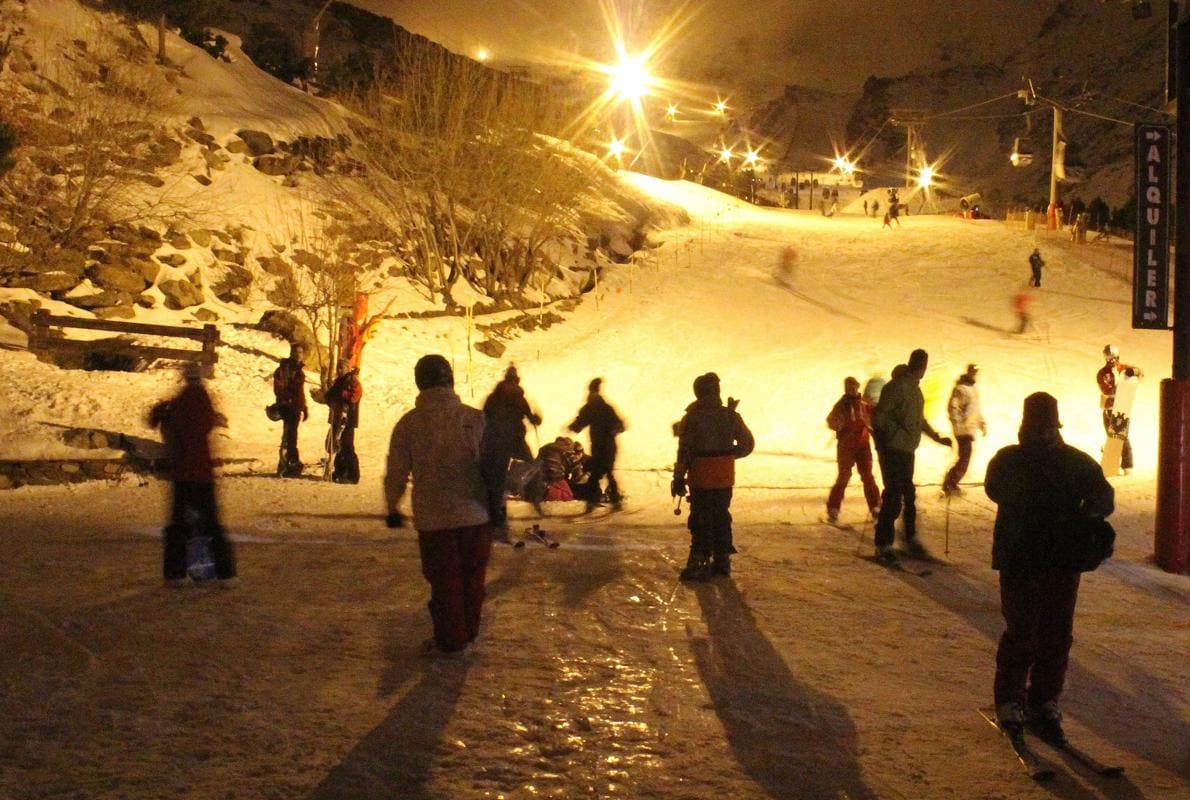 Jornada de esquí nocturno en la estación de Sierra Nevada
