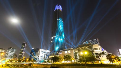 La Torre Costanera Center (Santiago de Chile), el rascacielos más alto de Latinoamérica, se ilumina este mes de diciembre para dar la bienvenida a la Navidad