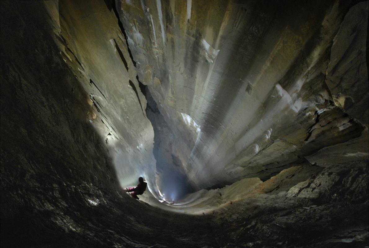 Fotografía facilitada por CCES-ÁBRIGU de la cueva que un grupo de espeleólogos cántabros ha descubierto y explorado que, según aseguran, es el mayor pozo vertical de España