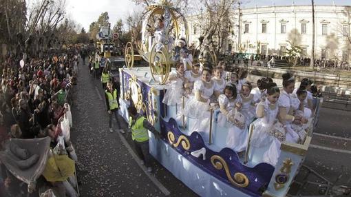 La Cabalgata de los Reyes Magos a su salida de la Universidad de Sevilla