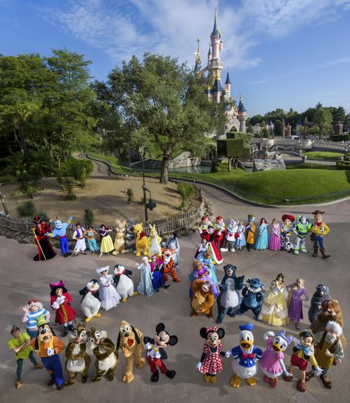 Los personajes de Disney forman un espectacular 25 en Disneyland París