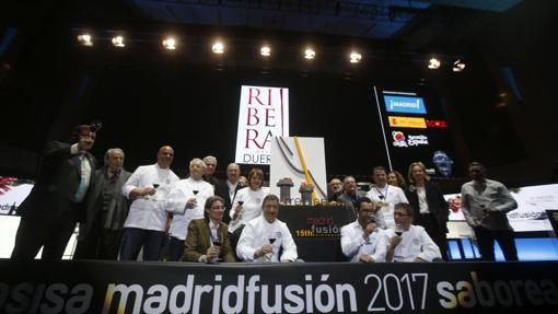 Los cocineros Francisco López Canis, Rafael García Santos, Juan Mari Arzak, Pedro Subijana, Martín Berasategui, Manolo de la Osa, Albert Adriá, Joan Roca, Andoni Luis Aduriz, Quique Dacos y Angel León celebran los XV años de Madrid Fusión