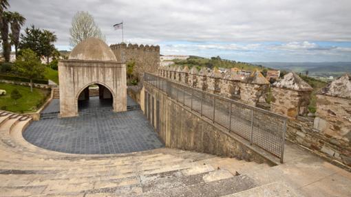 Vista parcial del castillo de Jerez de los Caballeros