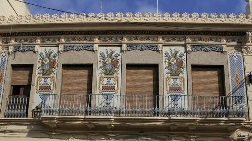 Detalle de una fachada decorada con cerámica Nolla