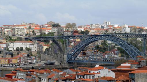 Oporto, cruzada por el Duero y por el Puenet D. Luís I