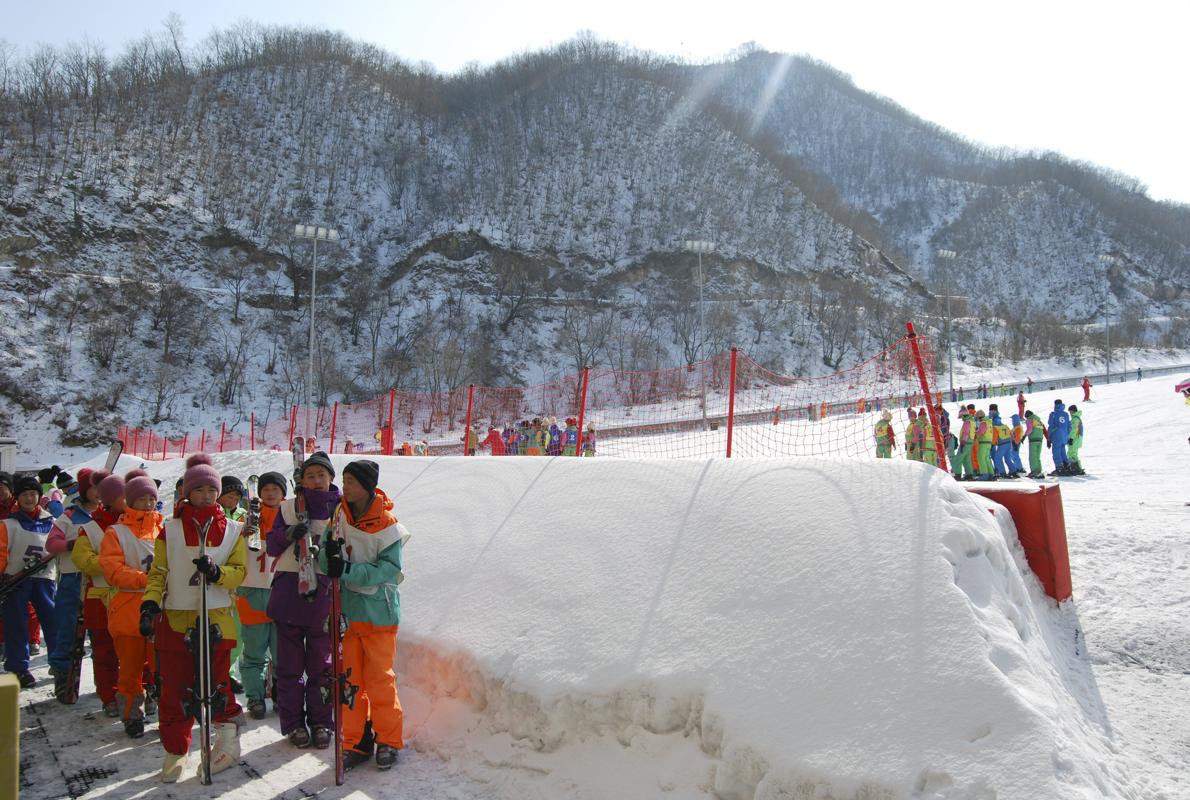 Un grupo de niños norcoreanos se dispone a recibir su primera lección de esquí en Masikryong