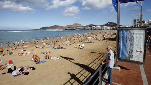 Cientos de bañistas toman el sol en la playa de Las Canteras, en Las Palmas de Gran Canaria