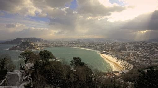 Vista general de San Sebastian con la playa de la Concha
