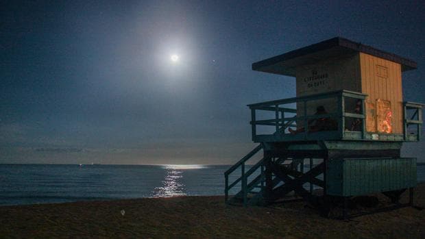 El brillo de la luna llena se refleja en las aguas frente a Miami Beach