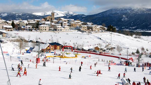 El único pueblo estación de los Pirineos: ir al casco antiguo esquiando