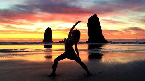 Día de yoga entre las típicas formaciones rocosas de Cannon Beach