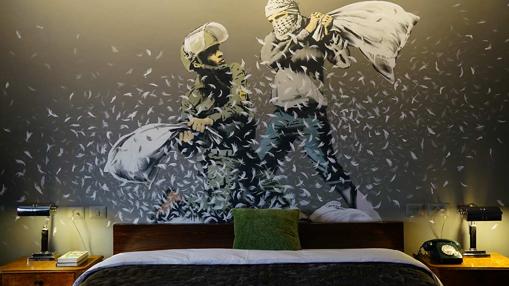 Un miral de Banksy en una de las habitaciones del hotel