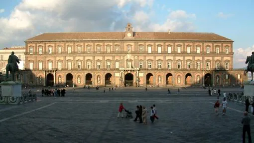 La fachada del Palacio Real de Nápoles desde la Plaza del Plebiscito