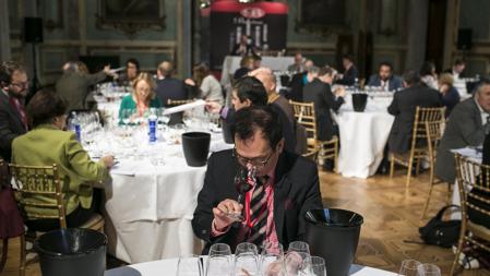 Un total de 80 catadores de prestigio nacional e internacional han participado como jurado en una jornada de cata a ciegas del Concurso Internacional de Vinos Bacchus en el Casino de Madrid