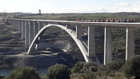 Prueba de carga en el Viaducto de Almonte, en diciembre de 2016