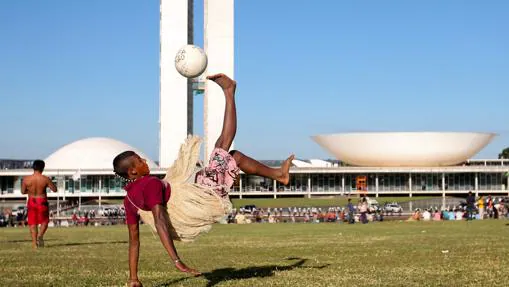 Indígenas brasileños juegan fútbol a las afueras del Congreso Nacional en mayo de 2014