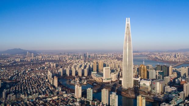 Una imagen de la Lotte World Tower, en Seúl