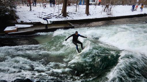 Surf en el río Isar, en el centro de Múnich