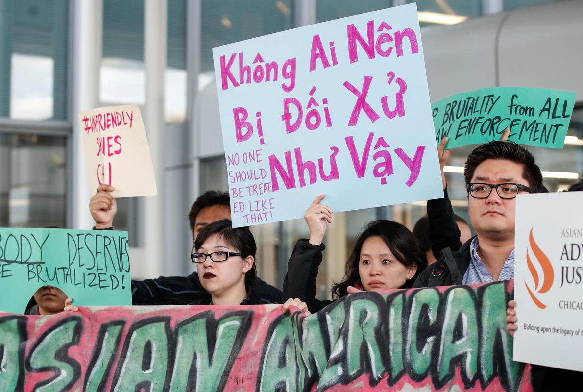 Protestas por el trato recibido por David Dao, quien fue expulsado por la fuerza de un vuelo de United Airlines por la Chicago Aviation Police en el Aeropuerto Internacional O'Hare de Chicago