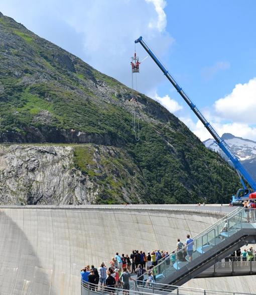 La grúa aumenta la altura del salto en el embalse de Kolnbrein